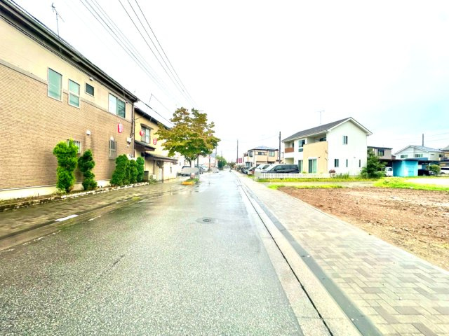 南向きに9.3ｍ道路に12.2ｍ接道しております。どなたでも建築可能な135.39？の広々した土地です！是非現地ご覧ください♪