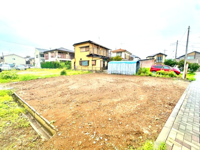 南向きに9.3ｍ道路に12.2ｍ接道しております。どなたでも建築可能な135.39？の広々した土地です！是非現地ご覧ください♪