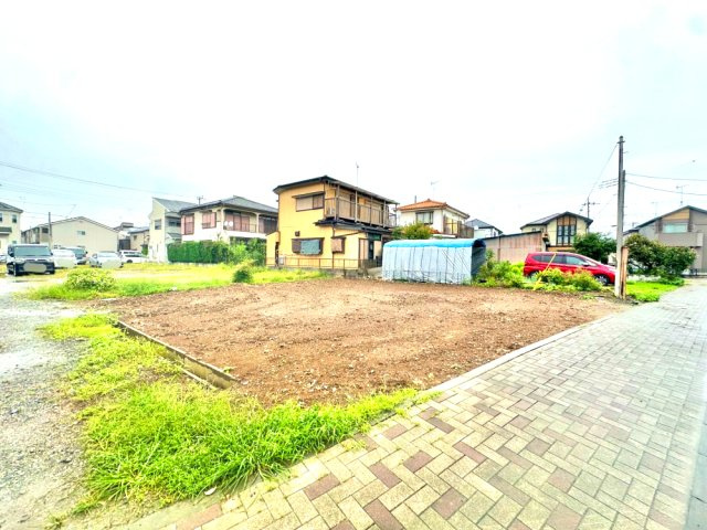 南向きに9.3ｍ道路に12.2ｍ接道しております。どなたでも建築可能な135.39？の広々した土地です！是非現地ご覧ください♪