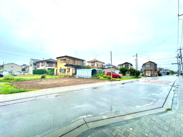 南向きに9.3ｍ道路に12.2ｍ接道しております。どなたでも建築可能な135.39？の広々した土地です！是非現地ご覧ください♪