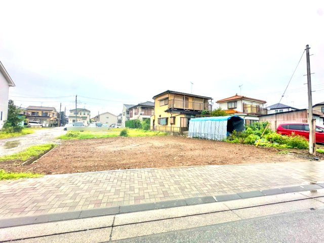 南向きに9.3ｍ道路に12.2ｍ接道しております。どなたでも建築可能な135.39？の広々した土地です！是非現地ご覧ください♪