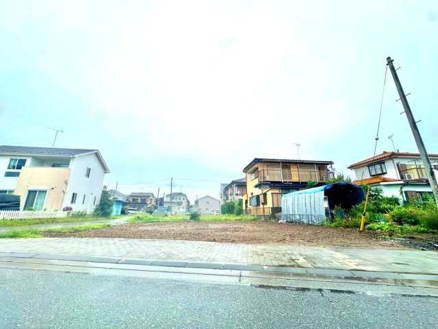 南向きに9.3ｍ道路に12.2ｍ接道しております。どなたでも建築可能な135.39？の広々した土地です！是非現地ご覧ください♪