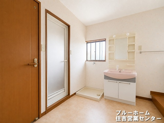 洗面室の写真です！大変広々で使い勝手バッチリ！　※AIによる家具消しをしております