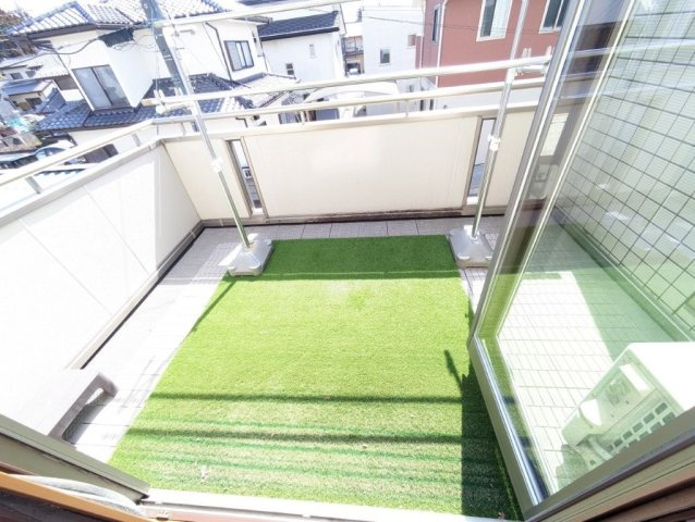 ワイドオープンサッシで寝室とつながるバルコニー