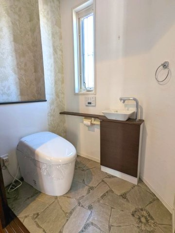 トイレも引き戸でバリアフリー仕様になっています