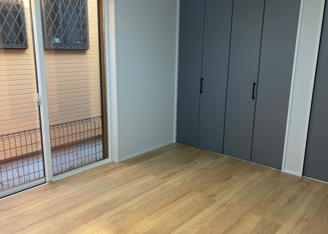 寝室でゆっくりと過ごすためにはベッド周りの適度な空間を担保することや窓の位置、照明の明るさ、寝室の広さなどを考える必要があります。自身や家族の構成とライフスタイルに併せて寝室にする部屋を選びましょう！