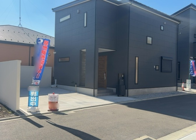 住宅用の土地では前面道路に2m以上接していなければならないと法律で定められています。しかし、お持ちの車のサイズやライフスタイルなどにより、2mでは利便が悪い場合もございますので、事前に確認しましょう。