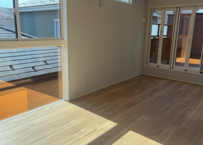 L型アイランドタイプは、キッチンからダイニングにもリビングにも目が行き届くので、とても使いやすい配置です。L字型独立タイプは、キッチンを独立させてるためLDKというよりもLDといった様なイメージです。