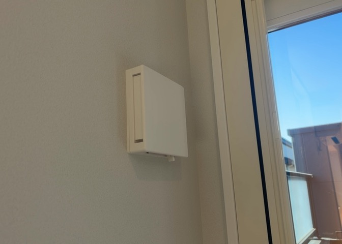 1日中建物内の換気が行われるように設計された仕組みです。気密性の高い住宅は、家に籠った空気でシックハウス症候群になる可能性がありますが、24時間換気システムであれば計画的な換気で対策が可能です。