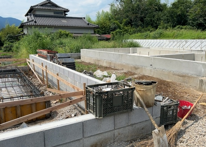 庭のある家に住むことのメリットとして、子どもたちの遊び場を確保できること、ガーデニングや家庭菜園を楽しめること、明るさを確保できることがあります。また、配置を工夫することでプライバシーが確保できます。