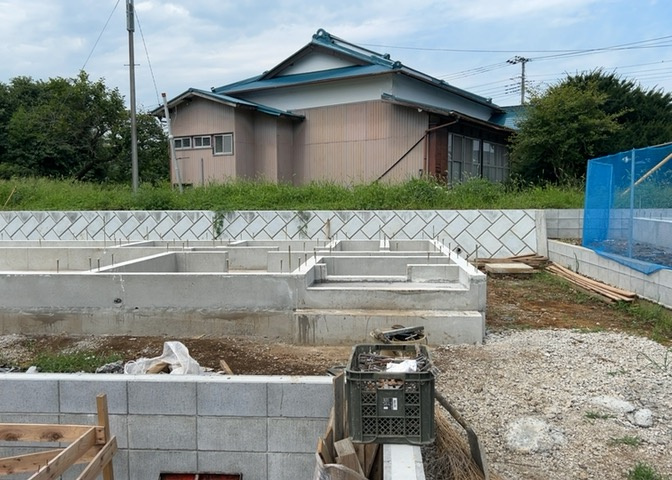 玄関ポーチにおいて最も重視すべきと言っても良いのが広さです。適切な広さの玄関ポーチでないと外見的なバランスは崩れてしまいますし、何より使いにくくなってしまいますので、現地で実際に下見をしてみましょう！