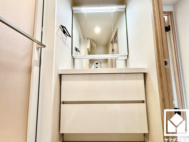 収納付きでスッキリお使い頂ける3面鏡の洗面台です。洗面ボウルが広めなので、忙しい朝でも身支度がしやすく時短になります。