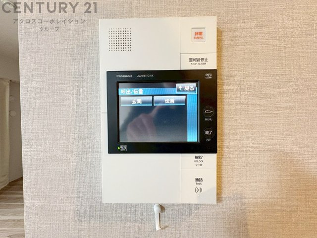 訪問者が来たときにテレビ画面で確認できるため、安心してドアを開けられます。録画機能があるものもあり、留守中に来訪者を記録しておくことができます。利便性が高く、セキュリティ面でも安心です。　