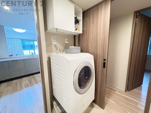 洗濯物の仕分け作業がしやすく、整理整頓が容易になります。洗濯音や湿気を他の部屋に持ち込まず、生活環境を快適に保ちます。上部を活用すれば収納スペースを確保でき洗剤や洗濯用品の整理もしやすくなります。　