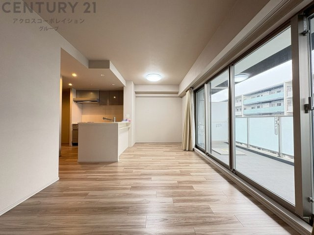 リビングダイニングは家族や友人とのコミュニケーションを楽しむ場所でくつろぎながら食事や会話を楽しめ、多目的に利用できリラックスできる空間です。家庭内の中心として機能し、快適な生活をサポートします。　