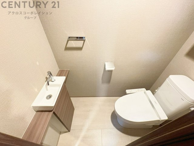 温水洗浄便座付トイレは温水洗浄機能により、暖かい水でおしりを洗浄することができ、冷たい水を使う従来の便座に比べ、温水洗浄機能で暖かいトイレを提供し、快適な使用を可能にします。　