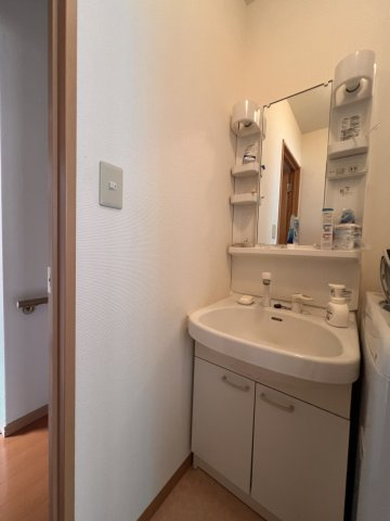 ※解体予定ですが、南側家屋内の洗面台です！きれいに使用されております！