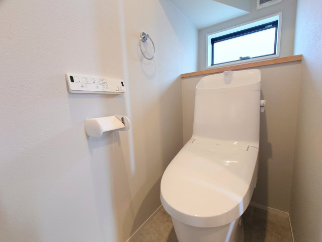 1階のトイレは階段下に配置、窓も備えています！
