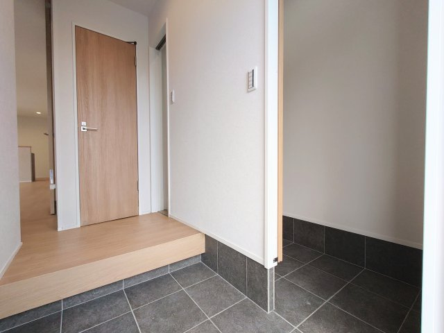 建具とフローリングに明るめの木目を採用、優しい雰囲気です！