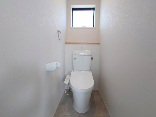 2階トイレもシンプルで明るい印象！
