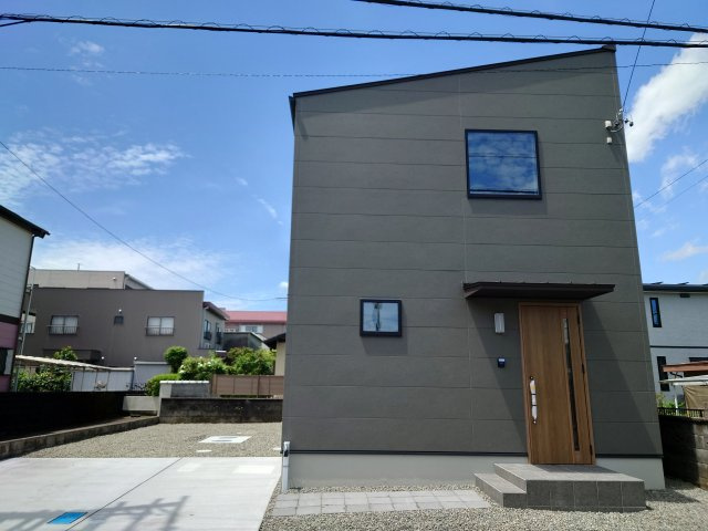 約50坪の土地は、車を並列に停めても建物南側に庭のスペースまでしっかり確保、陽当りも良く理想的な配置です！