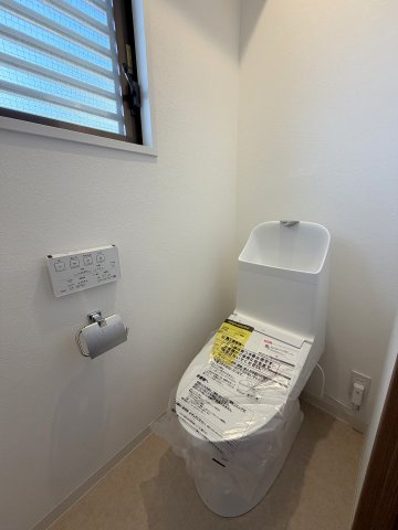 温水洗浄機能付きのトイレになります。　※AI加工で明るさを調整しております。現況を優先といたします。