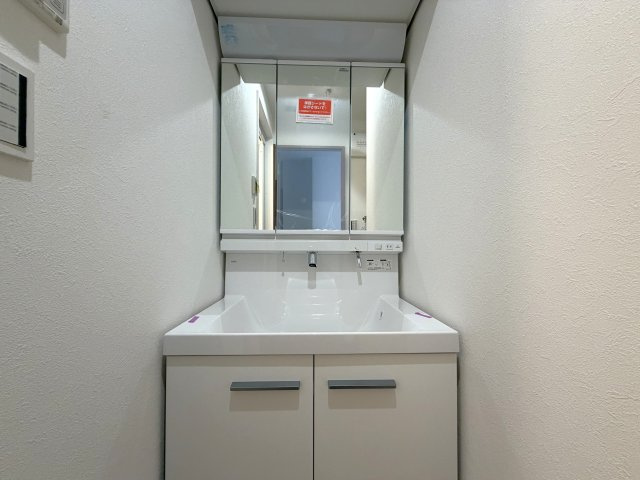 三面鏡付きの独立洗面台のため鏡裏に収納スペースがあります。　※AI加工で明るさを調整しております。現況を優先といたします。