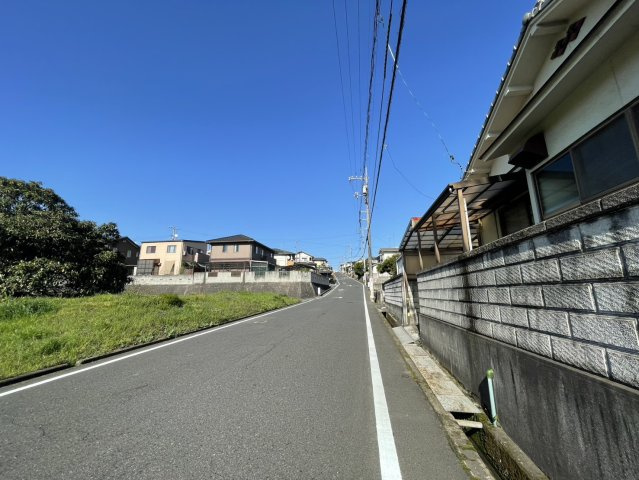 前面道路は見通しが良く開放感のある環境です。交通量も比較的少なく、落ち着いた住環境が魅力です。歩行スペースも確保されており、車の出入りもしやすく日常の移動もスムーズに行うことができます。