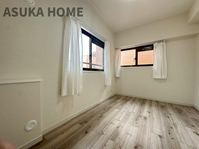 2面採光のお部屋です。お隣とはなれた独立したお部屋なので、プライベート性が高いです。