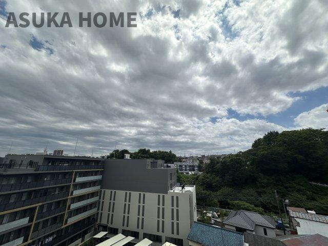 穏やかな街並みを望む見通しの良い景色です。ぜひ実際にご覧になって下さい。