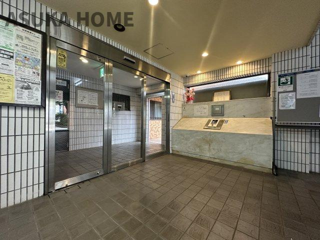 綺麗に整備されたエントランス部分です。セキュリティー面でも安心のオートロックを完備。