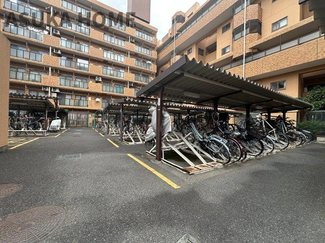 整理されたスタンド付きの使いやすい駐輪場です。屋根付きの駐輪スペースを完備。