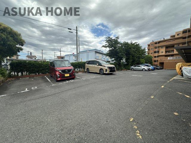 駐車場とバイク置場の空き状況については、その都度、確認いたしますのでお気軽にお聞きください。