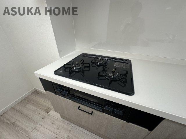 3口コンロを採用しています。一度に複数の調理が出来るので、家事の時短になりますね。