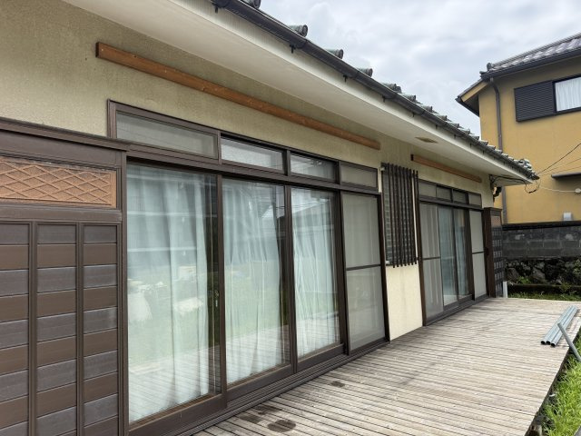 ウッドデッキ付きの平屋戸建　広大なお庭を擁する平屋です　改装してカフェなどにもご利用頂けます