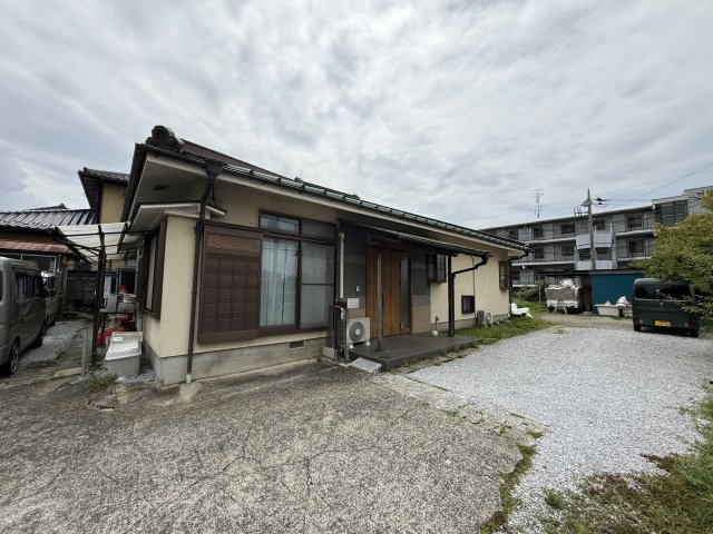 道路側（西側）の空間となります　各方位に空間率高く、広い土地を擁する物件ならではの立地となります