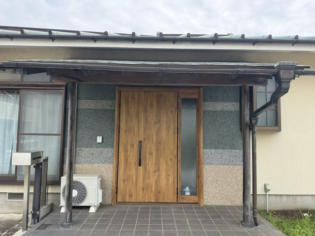 軒のある玄関は雰囲気もよく、実用性も高いです
