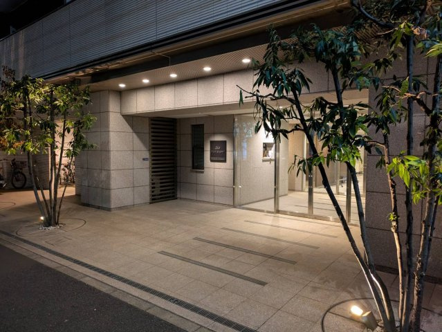 シンプルで飽きの来ないエントランス。　帰宅時の満足度を上げてくれます。