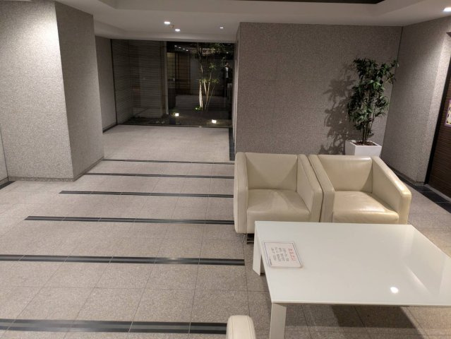 エントランスロビー　ゆとりのある広さです