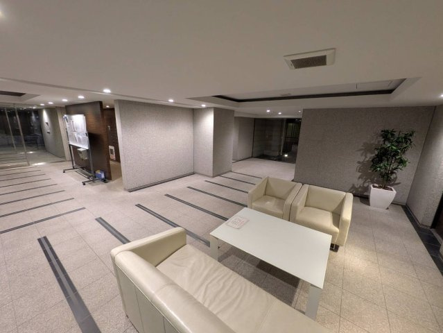 エントランスロビー　ゆとりのある広さです