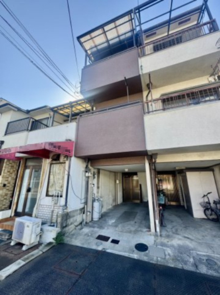 ・ファミリーマート　四宮小学校前店　約210ｍ　・セブンイレブン　門真岸和田1丁目店　約245ｍ　・ジャパン　門真北岸和田店　約580ｍ　徒歩圏内にコンビニが多く急な買い出しも安心です。　