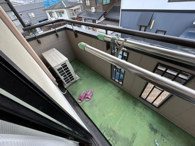 外に面したバルコニーは洗濯物や布団干しに便利で日々の家事をスムーズにしてくれる実用的なスペースです。手すりがしっかりとしており安全に利用できる点も魅力。周囲の景色も楽しめ気分転換にも使える場所です。