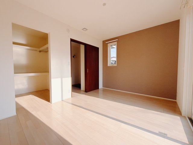 ■1階お洒落なアクセントカラーが入っているので、シックな雰囲気になっております。落ち着いた雰囲気で夜はよく眠れそうですね