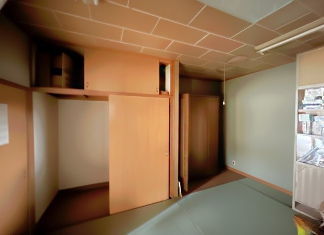 こちらのお部屋は天袋も備わっており、季節物や使用頻度の低い荷物も効率的に収納可能です。片付けと棚板の補修、扉の交換などを行えば、清潔感のある収納スペースとして再生でき、快適な居住環境を実現できます。