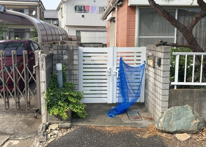 玄関は家の顔でもあり、家族以外の目にも止まる場所です。玄関は外との間を仕切る扉、靴などをしまっておく収納スペース、靴脱ぎのたたきスペース、来客とのやり取りをするドアホンなど複数のアイテムからなります。