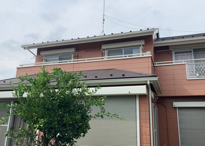 バルコニーは、室外の専用スペースのうち、「屋根がなく開放された空間」であるものを指します。ベランダより広いタイプのものが多く、日当たりもよいため家庭菜園などを楽しみたい人にとって適した環境となります。