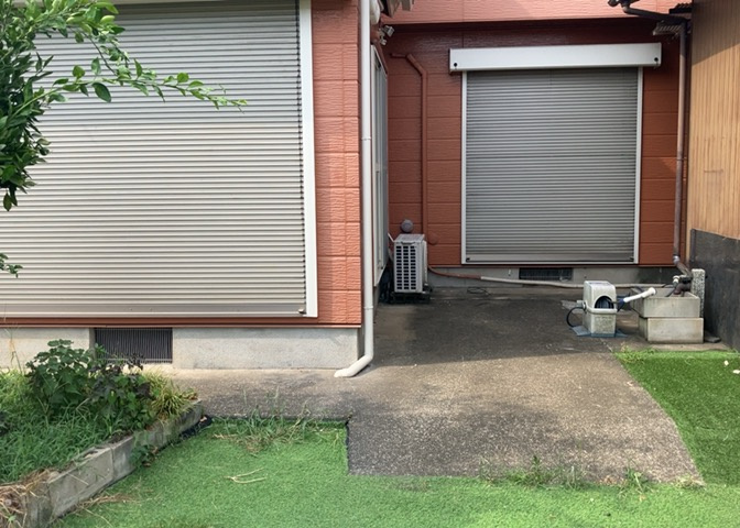 建物の基礎工事の方法は、主流となっているベタ基礎（防湿基礎）と布基礎の2種類に分類され、床下の通気性や耐久性などに違いがあります。建物の基礎部分の構造や付帯設備など詳細については現地でご確認ください。