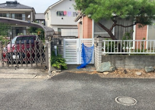 玄関ポーチにおいて最も重視すべきと言っても良いのが広さです。適切な広さの玄関ポーチでないと外見的なバランスは崩れてしまいますし、何より使いにくくなってしまいますので、現地で実際に下見をしてみましょう！