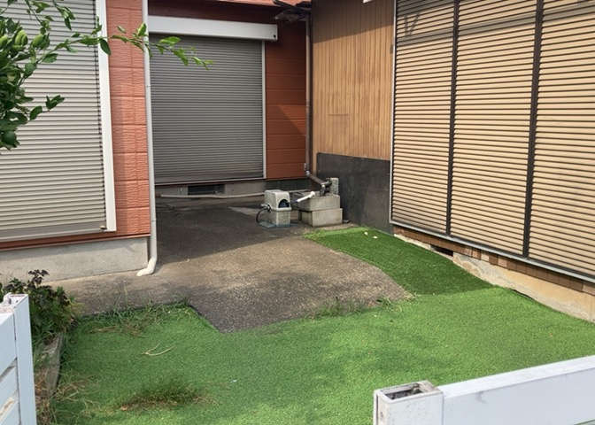 敷地内に散水栓や立水栓があると便利です。水道水を直接利用できるため、水を運ぶ手間を省くことが出来ます。大量の水を必要とする洗車作業や清掃などに役立ちます。その他設備とあわせて、現地でご確認ください。