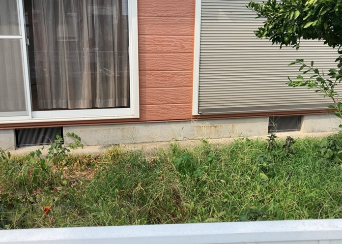 床下換気口は、床下に湿気がこもることを防ぎ、効果的に換気を行うために設置されています。床下換気口が設置されていない建物は、基礎パッキング工法などにより換気を行なっています。詳細は現地でご確認ください。